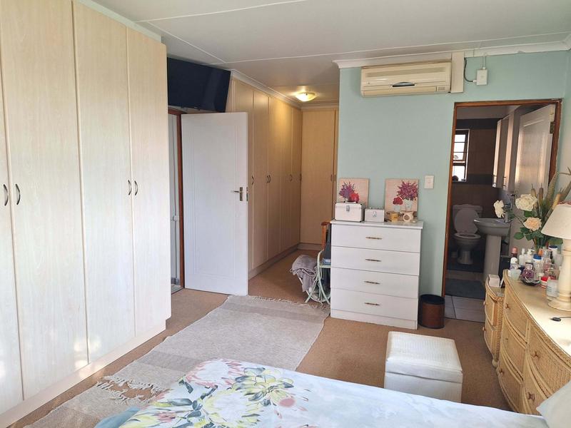 4 Bedroom Property for Sale in Hartenbos Heuwels Western Cape